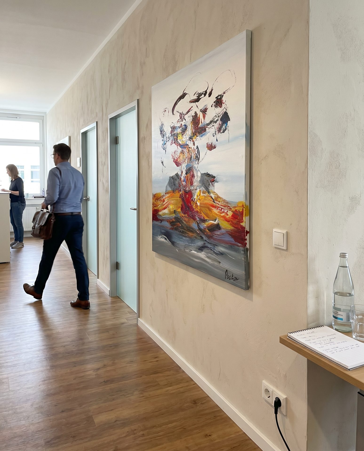 Mehrere Originalwerke als Arrangement an einer Wand