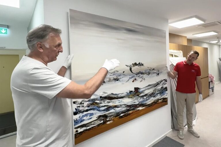 H. Pastor und Oliver Lipinski bei einer Kunstberatung in einem Büro.