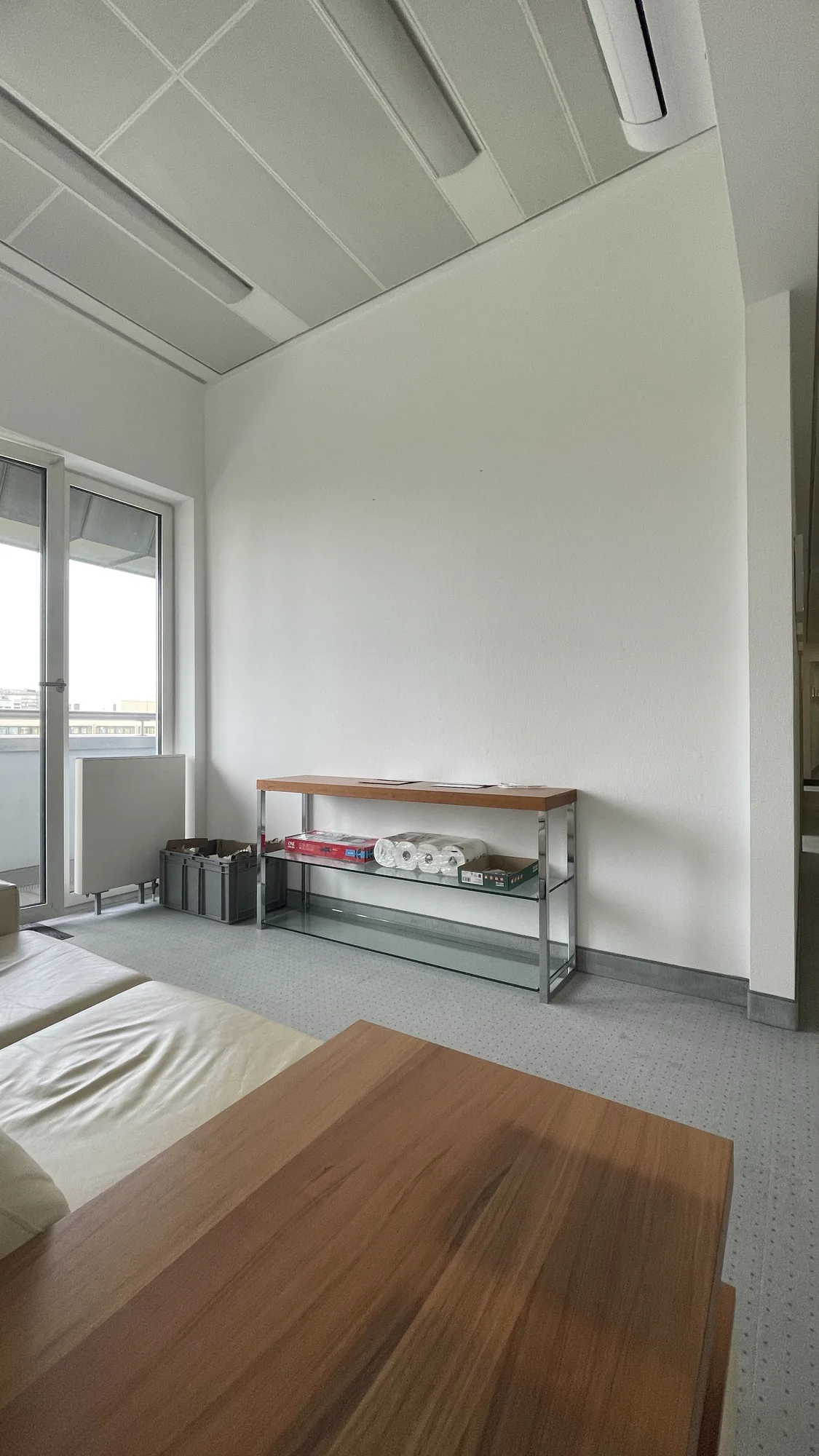 Leere Wand in einem Berliner Büro vor der Bildhängung