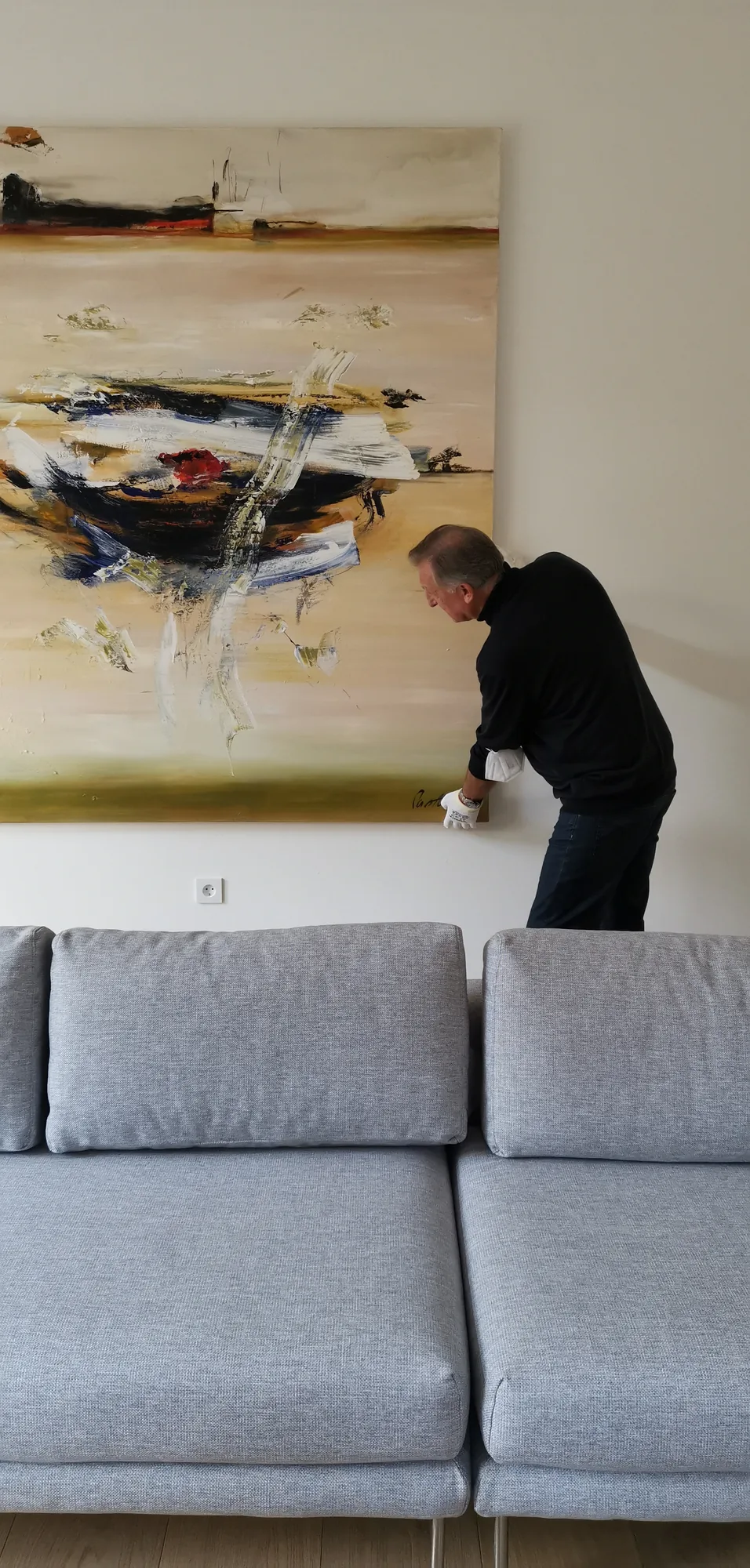 Bildhängung durch den ARTprotect Hängeservice im Wohnzimmer einer Berliner Wohnung